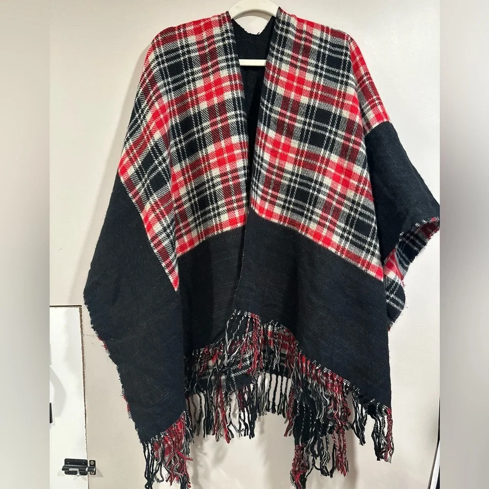 Super Soft & Cozy Reversible Extra Large Poncho Wrap Plaid Black Red White EUC